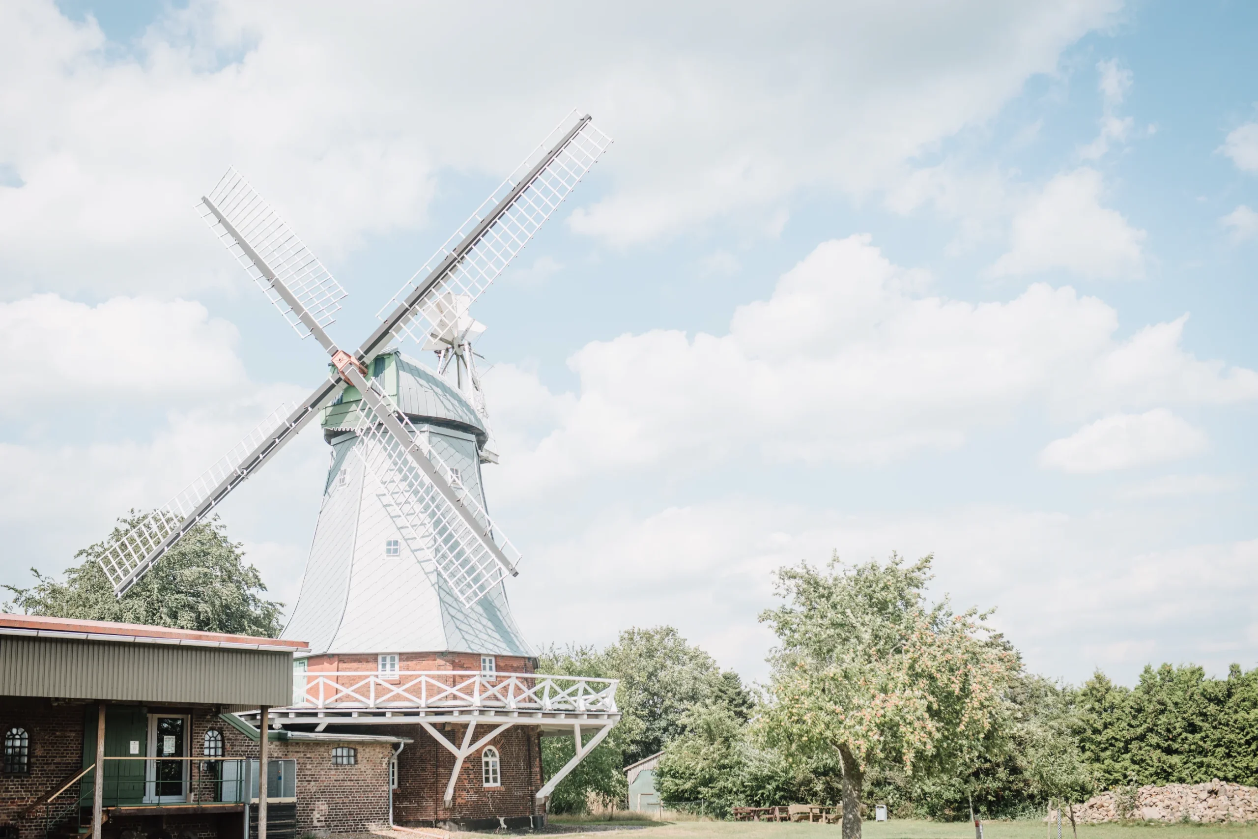 Eine weiße Windmühle neben dem Veranstaltungsgebäude.